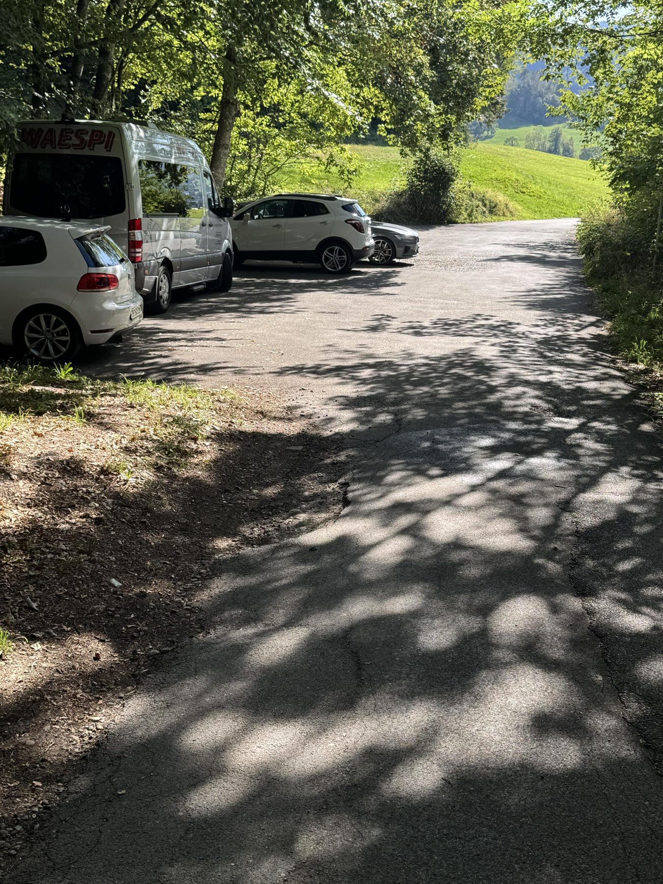 Zufahrt und Parkplatz beim Rosinli – Startpunkt des Wegs