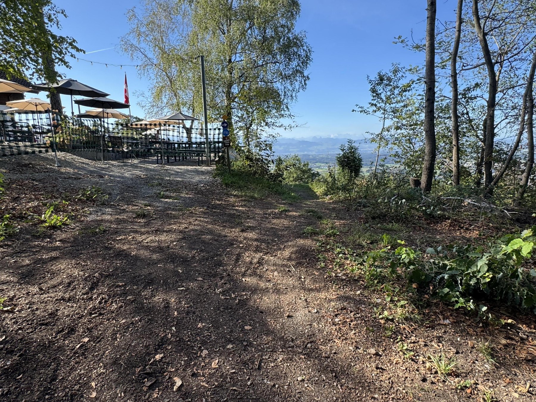 Weg zum Restaurant Rosinli mit Terrasse und Weitsicht