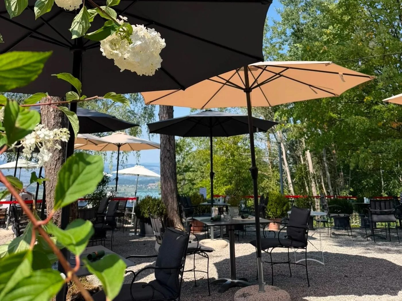 Gartenterrasse des Restaurants Rosinli mit Sonnenschirmen