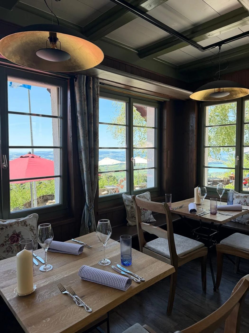 Gedeckter Tisch in der Gaststube des Restaurants Rosinli