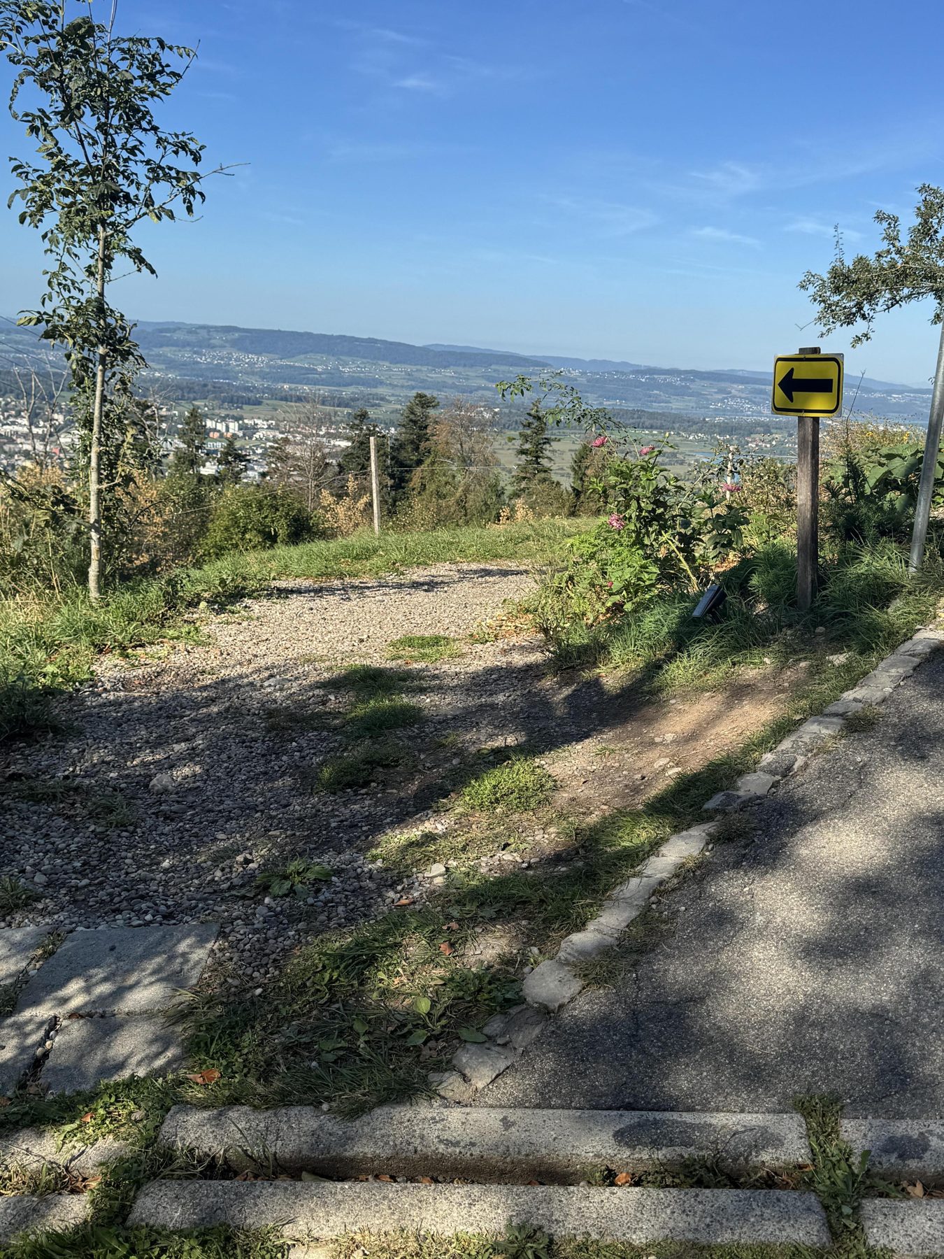 Kiesweg mit Weitsicht auf dem Weg zum Rosinli