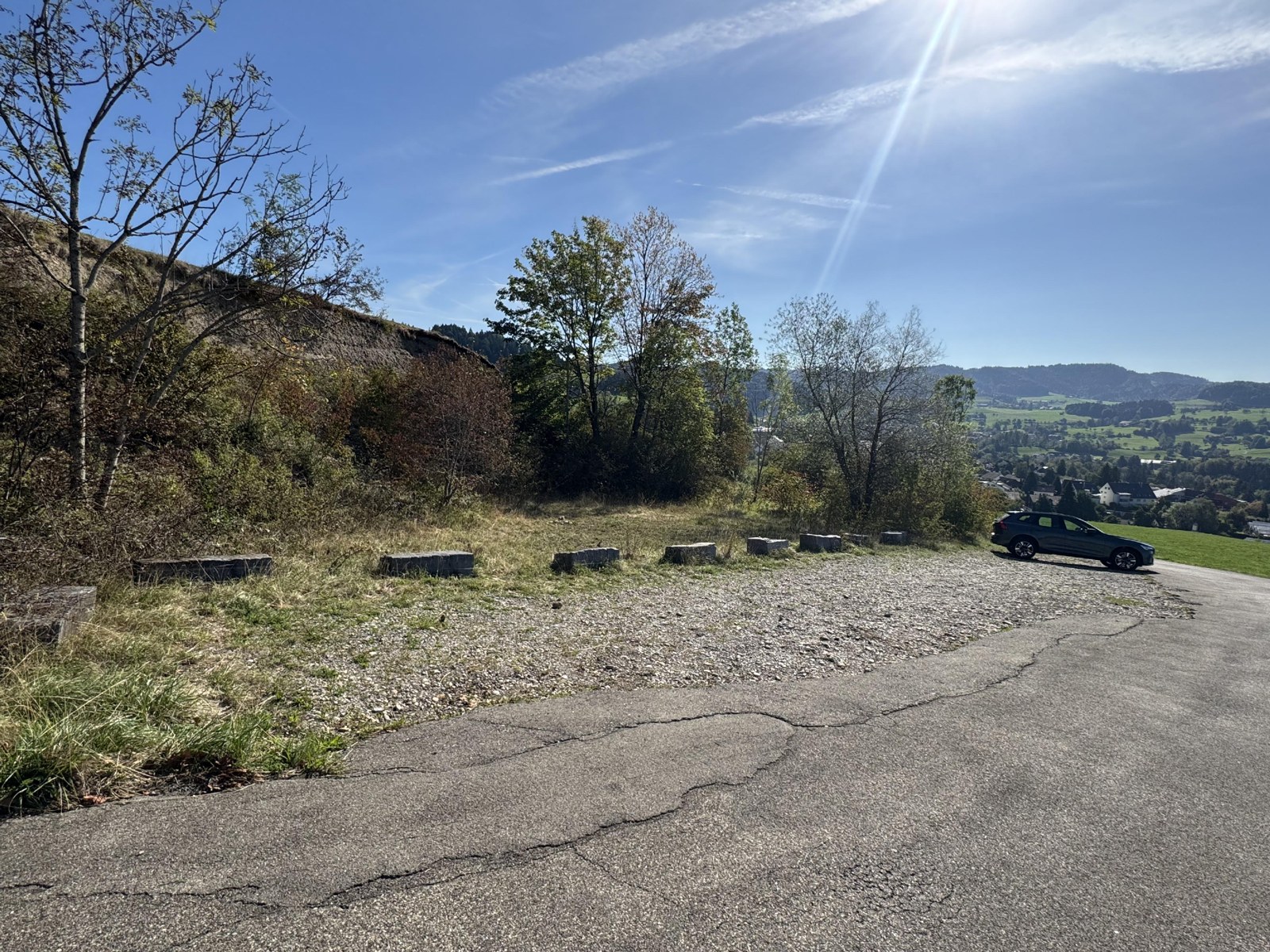 Parkplatz der Bogenschützen beim Rosinli mit Blick ins Tal