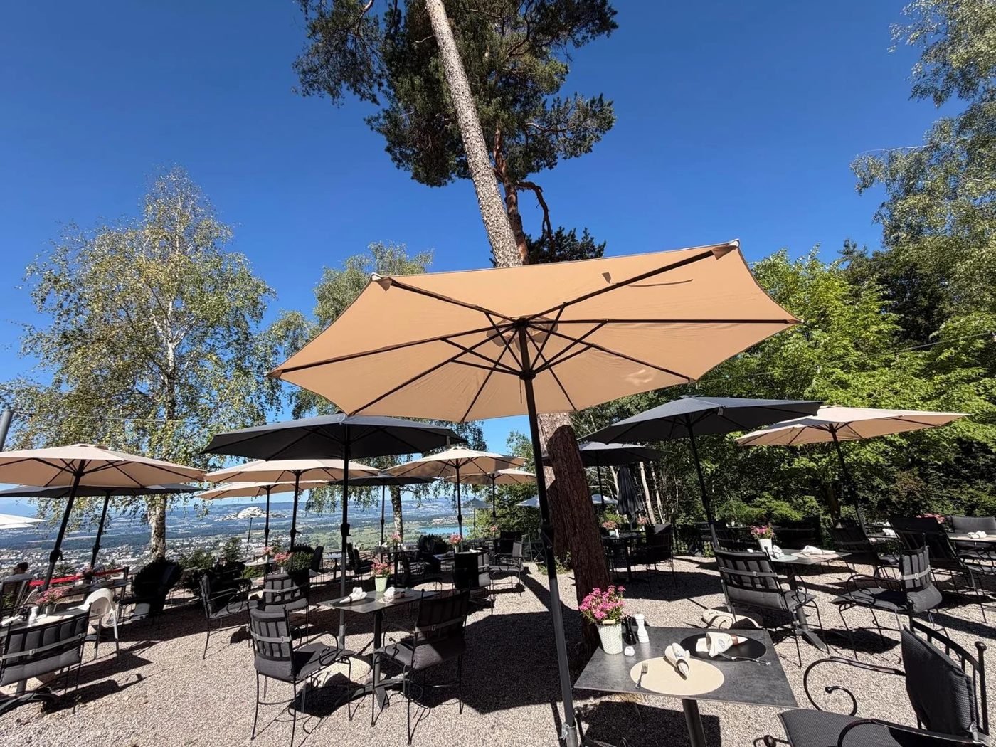 Terrasse des Restaurants Rosinli mit Blick ins Tal