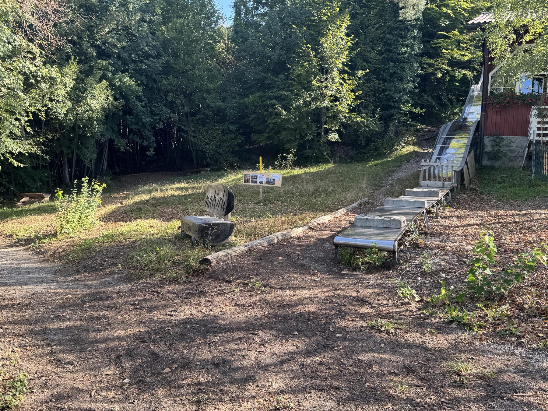 Wiese mit Sitzbänken und Treppe beim Rosinli