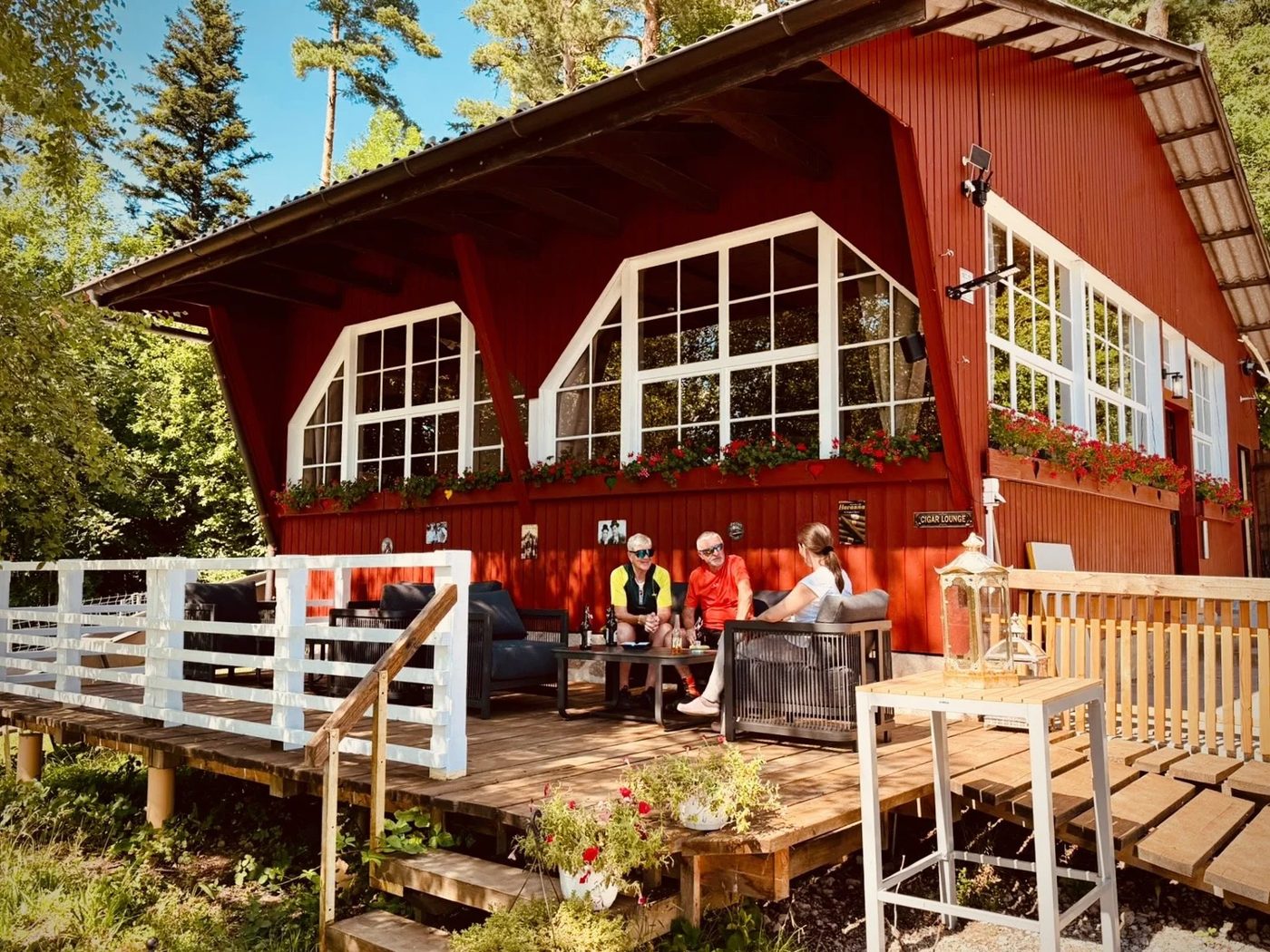 Restaurant Rosinli – rote Fassade mit Lounge-Terrasse