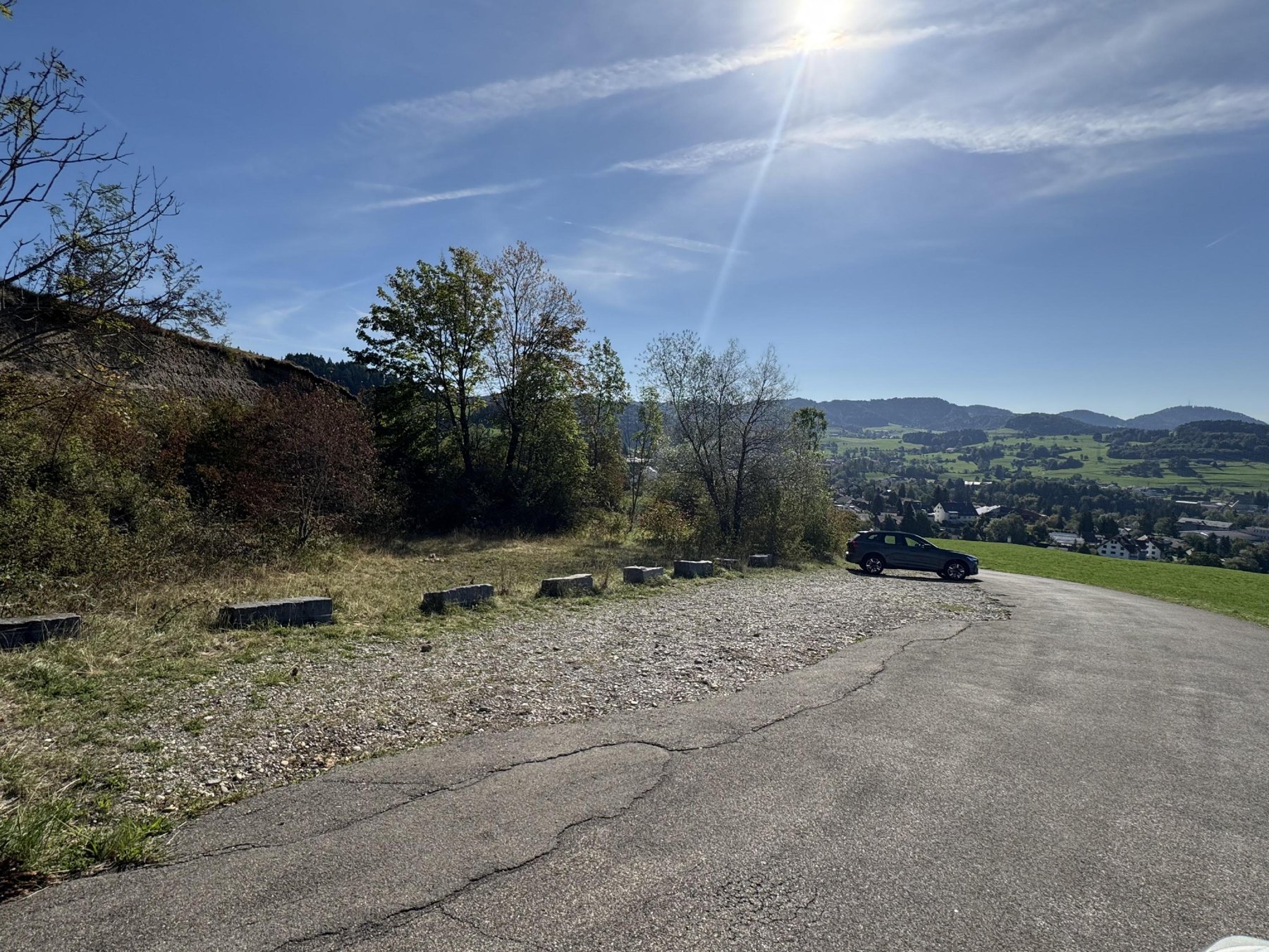 Parkplatz der Bogenschützen mit Blick ins Zürcher Oberland