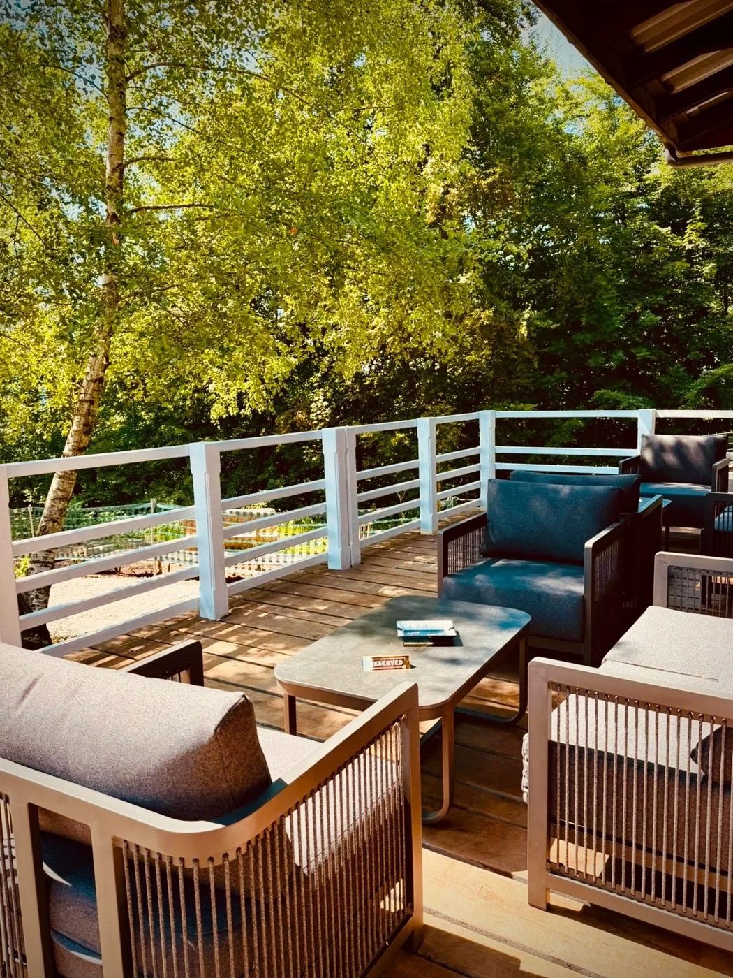 Lounge-Sitzplätze auf der Holzterrasse des Restaurants Rosinli
